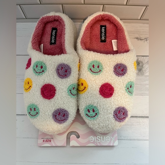 Kensie Shoes - Kensi Size:9 Women Faux Sherpa Memory Foam Slippery Smile Face Super Cute!